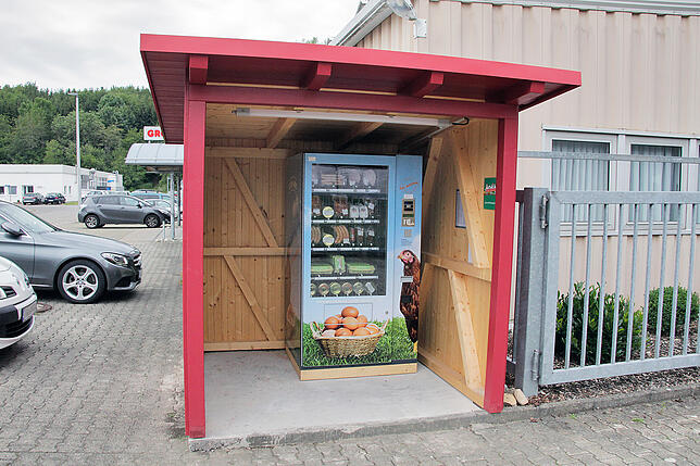 Die Regio-Box steht auf dem Parkplatz der Firma Groma Schuh in VS-Weilersbach, unweit der Bushaltestelle Weilenbühlstraße.