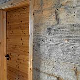 Altes Holz aus dem Haus wurde wieder aufgepeppt und eingebaut.