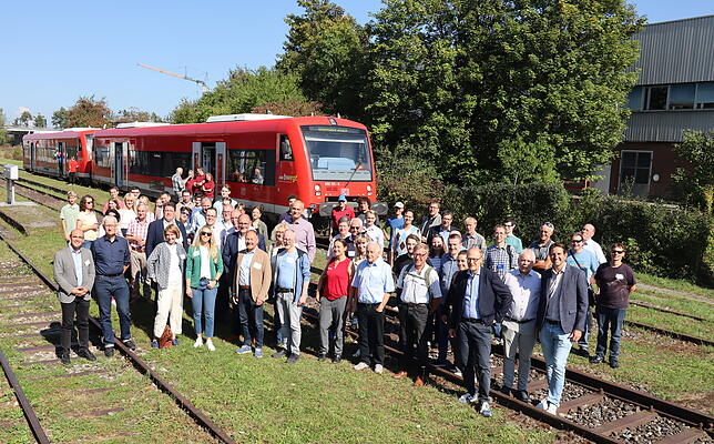 Am Bahnhof in Rielasingen stellte sich die Gruppe vor dem Sonderzug zum gemeinsamen Foto.