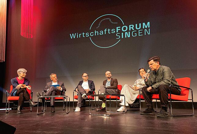 Podiumsdiskussion am Ende des Wirtschaftsforums (von links): Ursula Schulz als Gast aus dem Publikum, Jörg-Peter Rau, Moderator des ...