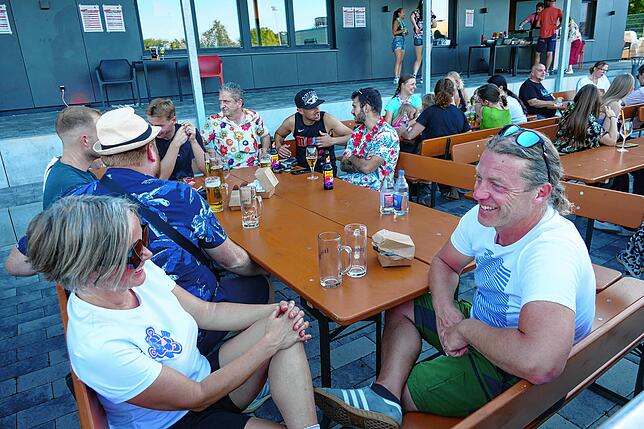Bild 9: Generationenübergreifende Premiere der Beach-Party beim Vereinsheim des SSC Donaueschingen ein Hit