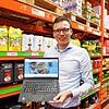 Johannes Netzhammer neben den Regalen im Großhandel. Wegen der Verordnung für Gaststätten hat er sich mit einer Website eine Alternative ...