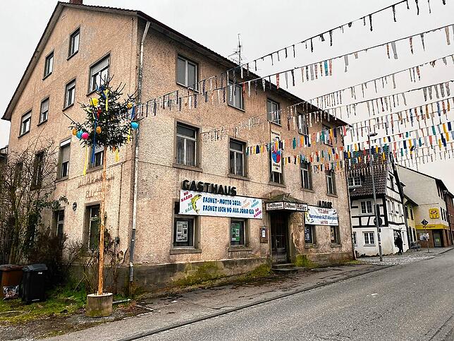 Die Hauptstraße ist auch fasnächtlich mit Narrenbändeln geschmückt.
