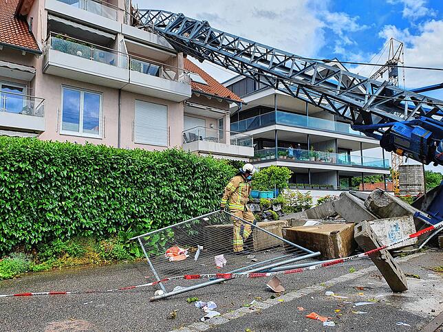 Ein Baukran stürzte in der Stefan-Lochner-Straße in Meersburg beim Gewittersturm um. Dabei wurde eine Dachgeschosswohnung schwer ...