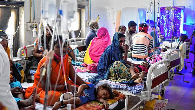 Patienten in Schwellenländern, wie hier in einem Krankenhaus in Indien, haben oft keinen Zugang zu Marken-Arzneimitteln. Günstige ...
