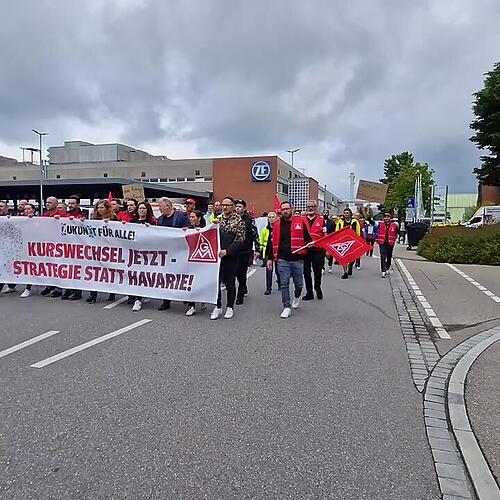 ZF-Beschäftigte ziehen durch die Stadt