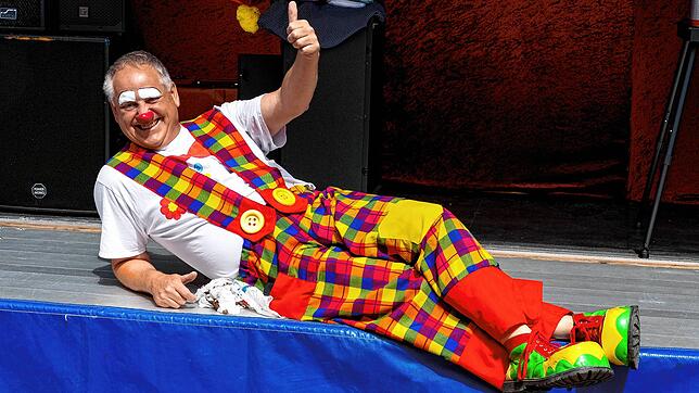 Auch der Clown hat eine gute Zeit beim Kulturfest in der Parkresidenz am Germanswald.