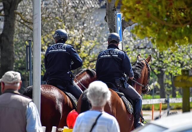 Überall schauen die Passanten der ungewöhnlichen Streife nach. Polizisten auf Pferden waren noch nie hier.