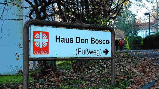 Das Schild an der Mainaustraße weist den Weg zum Haus Don Bosco. Die Pflegekräfte, die hier mit an Corona infizierten Demenzkranken ...
