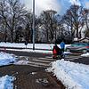 Ein Fußgänger und ein Rollstuhlfahrer überqueren den Zebrastreifen in der Vöhrenbacher Straße &ndash; im Hintergrund fährt ein Auto ...