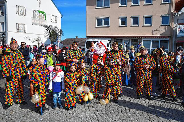 Bild 14: Bilder vom Kindernarrenbaum-Setzen auf dem Gustav-Hammer-Platz in Stockach