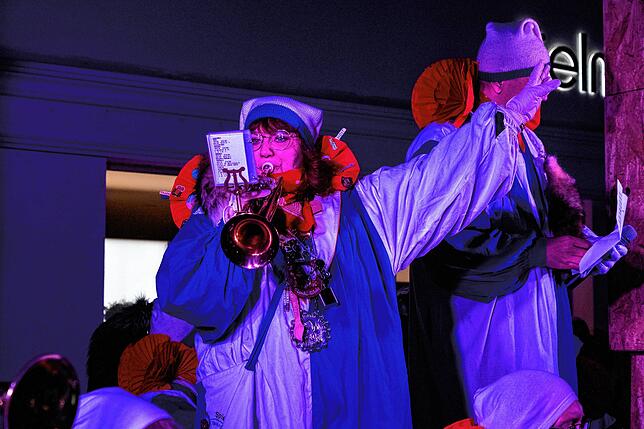 Bild 9: Endlich Fasnet: Glonkis stellen ihre Brunnenfigur auf und eröffnen die Fasnet