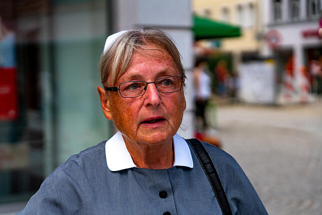 Schwester Erika Staub bemängelt, dass der Germanswald an der Tannenhöhe zu verdreckt sei.