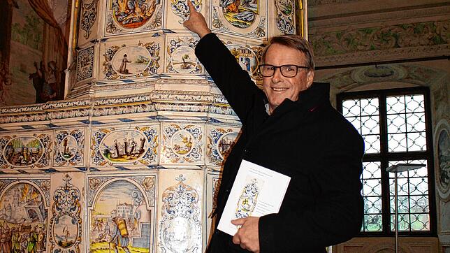 Der Kachelofen im Betsaal von Kloster und Schloss Salem besticht durch seine zahlreichen Bildkacheln. Sie enthalten teilweise ...