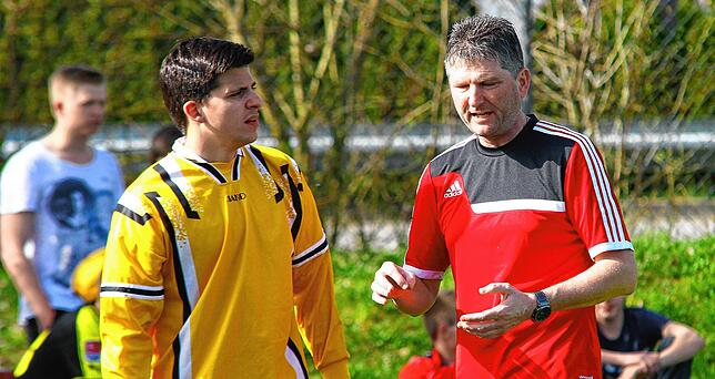 Abstieg: Trainer Andreas Bauhuber (rechts) und Philipp Maier mussten mit dem FC Grießen die Bezirksliga nach zwei Jahren wieder verlassen.