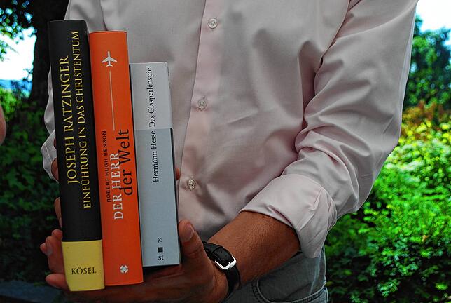 Johannes Bruggaier zeigt die Bücher, über die er mit Gänswein geplaudert hat.