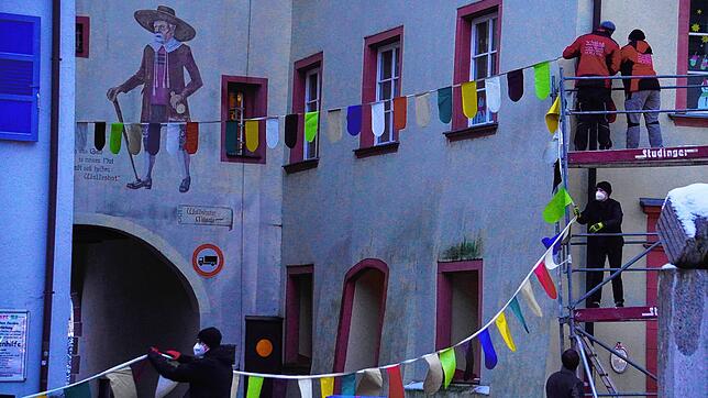 Fasnachtsgrüße auch in Corona-Zeiten vermittelt die von der Narro-Zunft wie jedes Jahr in Waldshut aufgehängte Dekoration.