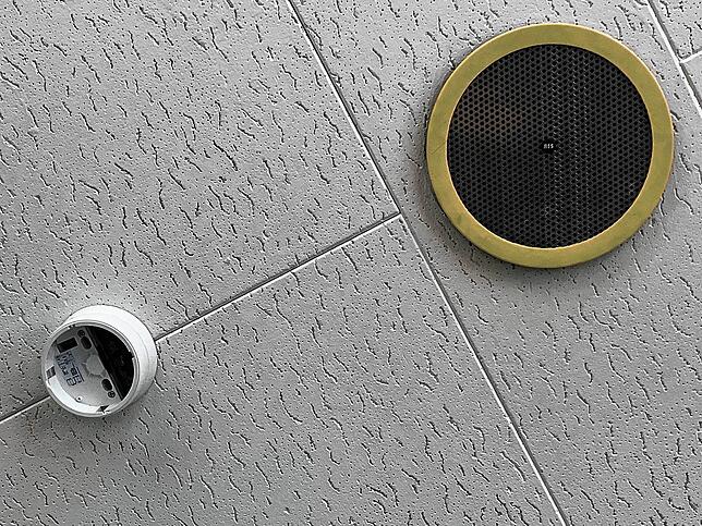 Die Decke im Rektorat vor drei Wochen: Links ist der Sockel angebracht. Der dazugehörige Rauchmelder allerdings fehlt noch.