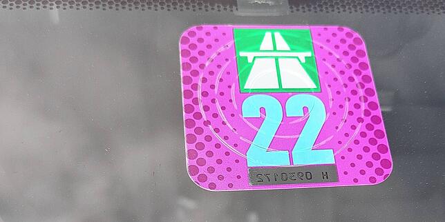 Die Schweizer Vignette für das Jahr 2022 ist violett-metallic-farben.