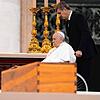 Papst Franziskus am Sarg des verstorbenen emeritierten Papstes Benedikt XVI. während der öffentlichen Trauermesse