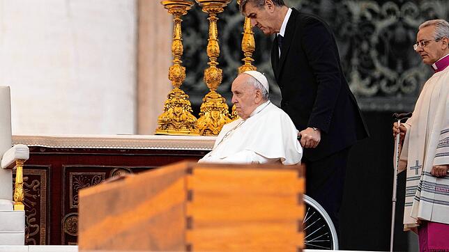 Papst Franziskus am Sarg des verstorbenen emeritierten Papstes Benedikt XVI. während der öffentlichen Trauermesse