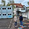 Die Grundschule Wollmatingen braucht mehr Platz: Zwei Container stehen auf dem Schulhof, in einem davon ist das Lehrerzimmer ...