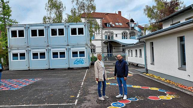 Die Grundschule Wollmatingen braucht mehr Platz: Zwei Container stehen auf dem Schulhof, in einem davon ist das Lehrerzimmer ...