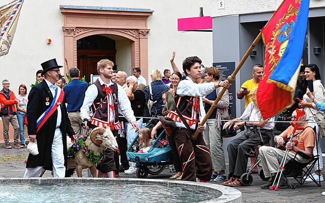 Bild 1: So schön ist das bunte Treiben am Chilbi-Festumzug (Teil 1)