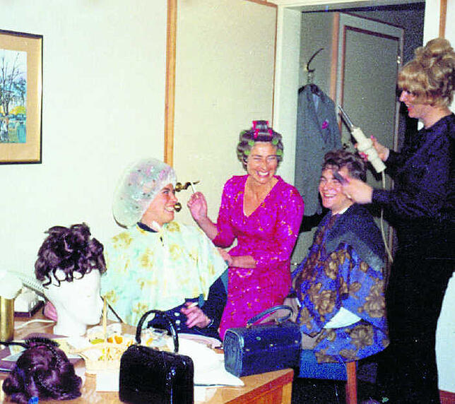 Ellen Rieger-Blessing (rechts) beim Frisieren im fürstlichen Schloss in Donaueschingen. Von links Prinzessin Antoinette, Fürstin Paula ...