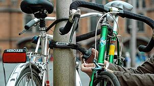 (Symbolbild) Gegen das Fahrradschloss hat der junge Mann, der rund zwei Promille intus hat, keine Chance. Als es ihm nicht gelingt, es ...