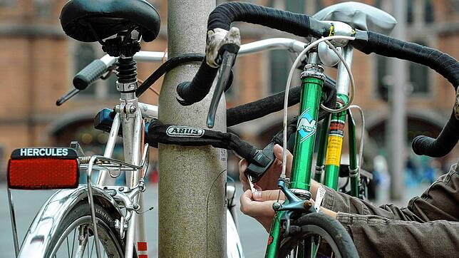 (Symbolbild) Gegen das Fahrradschloss hat der junge Mann, der rund zwei Promille intus hat, keine Chance. Als es ihm nicht gelingt, es ...
