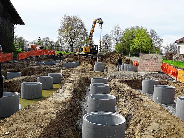 Die Betonröhren stehen auf Betonpfählen. Wenn sie verfüllt sind, dann werden die Wohnmodule darauf platziert.