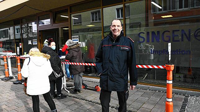 Stefan Schüttler, bei der Singener Stadtverwaltung für den Bevölkerungsschutz zuständig, vor dem Impfstützpunkt in der Scheffelstraße. ...