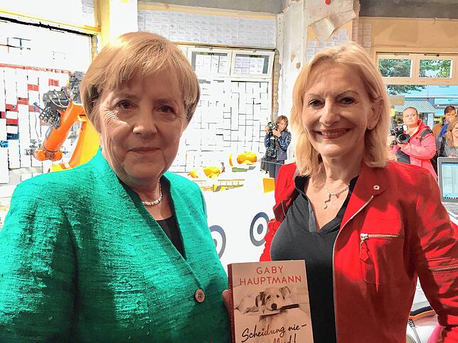 Gaby Hauptmann ist der ehemaligen Bundeskanzlerin Angela Merkel (rechts) mehrfach begegnet. Ihre Neuerscheinungen lässt sie ihr zukommen.