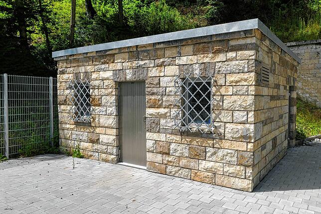 Eine der beiden Quellen der Heubergwasserversorgung rechts der Donau, die Großschmidtenbrunnen-Quelle, verbirgt sich in dem Steinhaus.