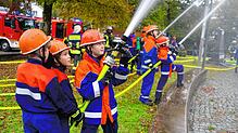 Wasser aus 20 Strahlrohren – 70 Kinder und Jugendliche der Radolfzeller Jugendwehren beteiligten bei einer Generalprobe in Möggingen.