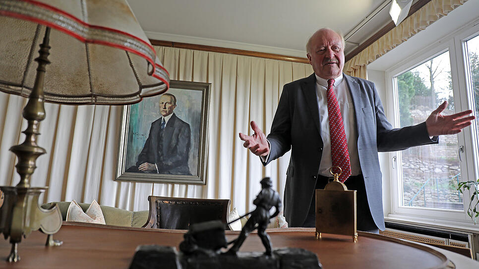 Konrad Adenauer, Enkel des ehemaligen, gleichnamigen Bundeskanzlers, steht im Adenauerhaus in Rhöndorf am Schreibtisch seines Großvaters ...