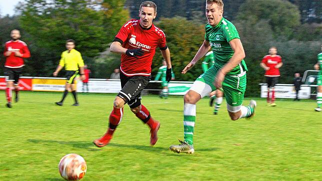 Rietheims Torschütze Markus Neumann (links) im Laufduell mit Villingens Marvin Scheller.