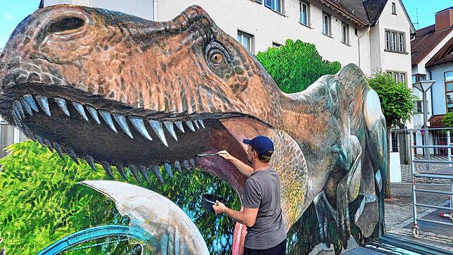 Profi Nikolaj Arndt achtet bei seinem 3D-Bild auf dem Blumberger Marktplatz auf jedes Detail.