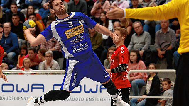 Maurice Wildoer (am Ball) & Co. bestreiten das erste Auswärtsspiel der Saison gegen den TSV Blaustein.