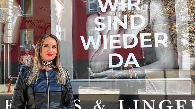 Katharina Bölles Dessousgeschäft wurde von Einbrechern komplett leergeräumt. Jetzt hat sie wieder eröffnet &ndash; und freut sich sehr, ...