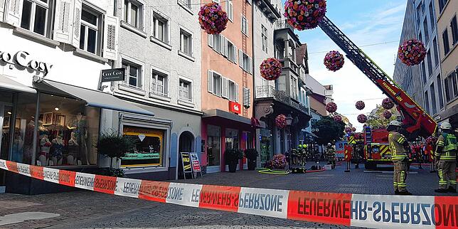 Feuerwehreinsatz zwischen Blumenbällen. Durch die Deko-Elemente in der Hussenstraße ergibt sich ein skuriller Anblick.