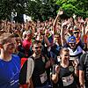 Hände in die Höhe vor dem Start des Firmenlaufs am Untertorplatz: Zahlreiche Läuferinnen und Läufer nahmen auch in diesem Jahr wieder an ...