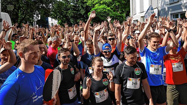 Hände in die Höhe vor dem Start des Firmenlaufs am Untertorplatz: Zahlreiche Läuferinnen und Läufer nahmen auch in diesem Jahr wieder an ...