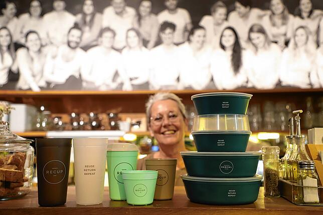 Martina Vogl (hinten), Gründerin des Voglhaus-Café und Kaufhaus in Konstanz. Seit circa fünf Jahren bietet sie in ihrem Laden das ...