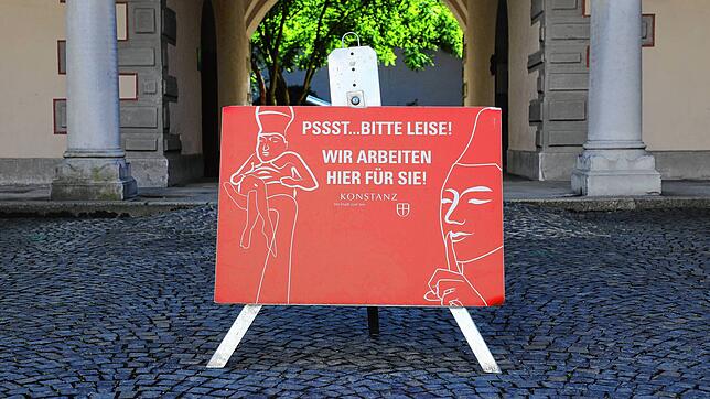„Pssst... bitte leise! Wir arbeiten hier für Sie!“, steht auf dem Schild, das auch während der Auszählung der Kommunalwahl (Aufnahme vom ...