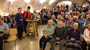 Volles Haus bei der Narrakademie im Schlosskeller. Andreas Martin (Zweiter von links stehend) führt historische Amateuraufnahmen von der ...