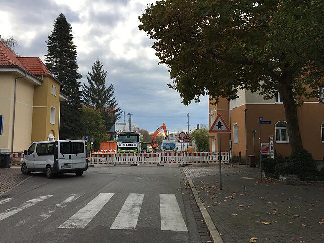 Auch hier geht‘s nicht zum Bahnhof. Am Ende der Alpenstraße entsteht ein zweiter Kreisverkehr. Autofahrer müssen nun durch die ...