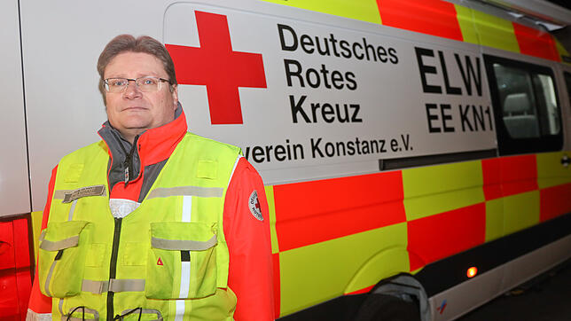 Alex Schroff vor dem neuen Einsatzwagen, der rund 100 000 Euro gekostet hat. Aufgrund einer Erbschaft, die dem DRK zugute kam, konnte ...