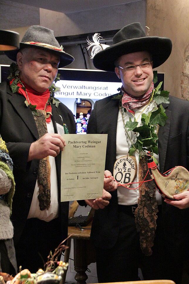 Der Geowälder präsentiert stolz den Pachtvertrag für das neue Anbaugebiet Laufenhalde. Der abgesetzte Bürgermeister Ulrich Krieger ...